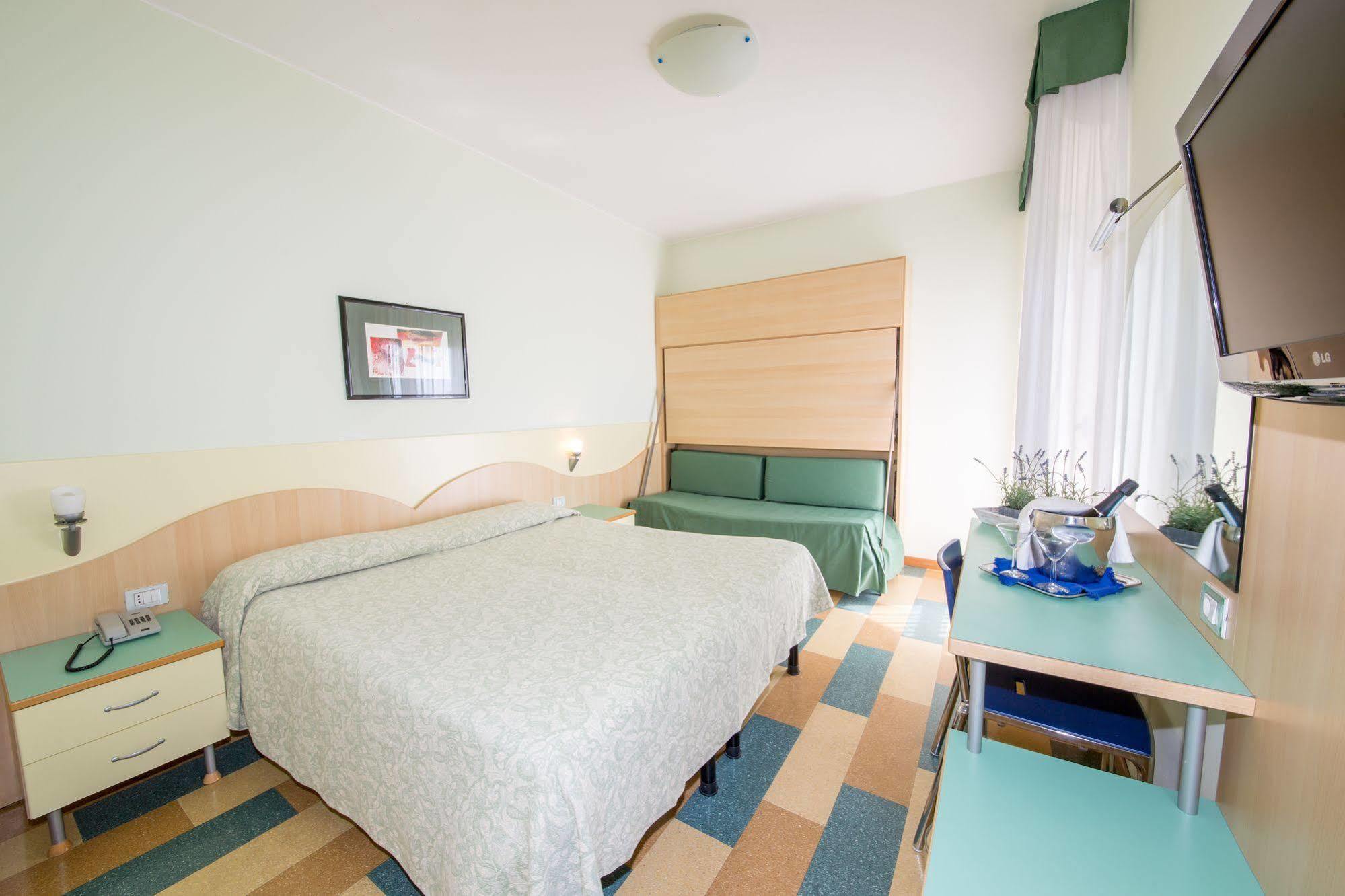 Hotel Nember Lido di Jesolo Bagian luar foto